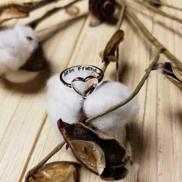 ❤❤Adorable Best Friend Heart Ring in SILVER ❤❤ - Picture 4 of 10